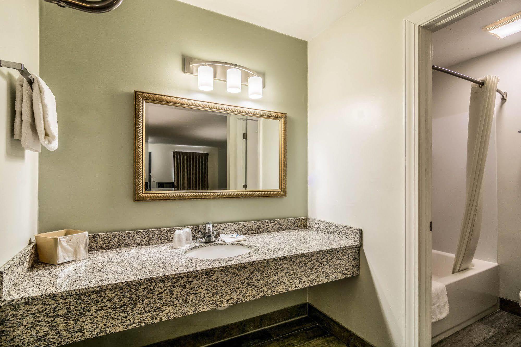 Rodeway Inn Portage Bagian luar foto